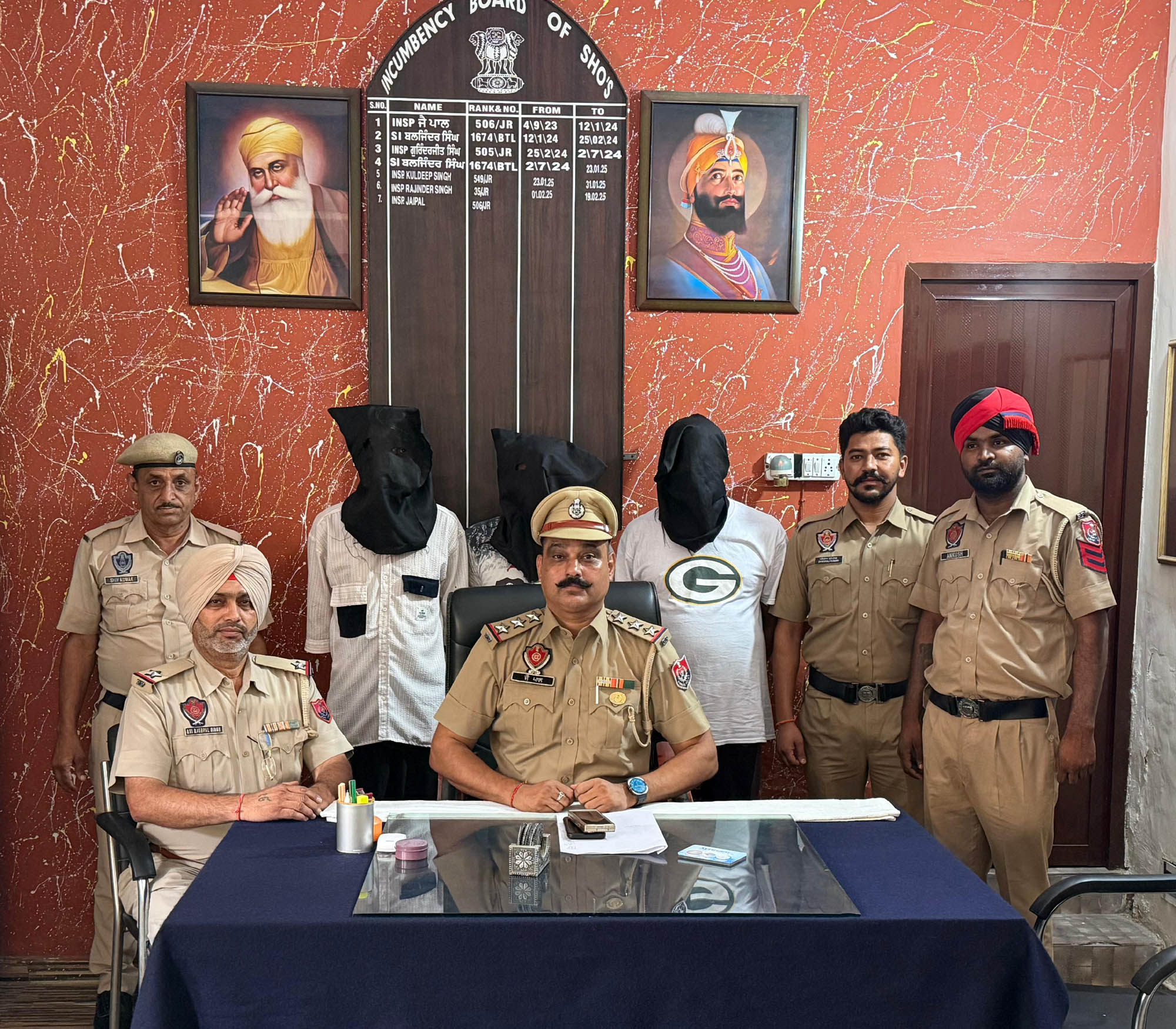 Police arrested two drug smugglers with 80 grams of heroin through anti-drug campaign.